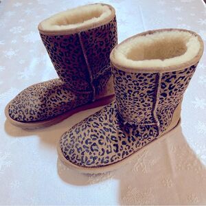 UGG Classic Short Rosette Boots 1006072 Brown Leopard Pattern Sz 6 great soles